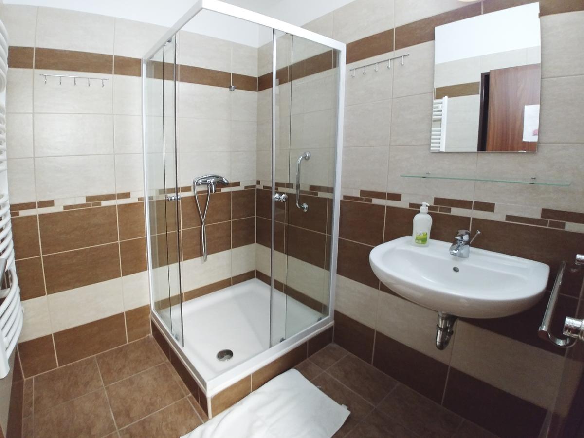 Lotus Hotel Сегед Экстерьер фото